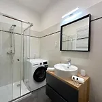 Apartmán Lovely 3-bedroom In Downtown With Modern Design And Ac Budapešť