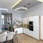 Lovely 3-bedroom In Downtown With Modern Design And Ac