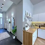 Lovely 3-bedroom In Downtown With Modern Design And Ac Budapešť