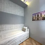 Lovely 3-bedroom In Downtown With Modern Design And Ac *