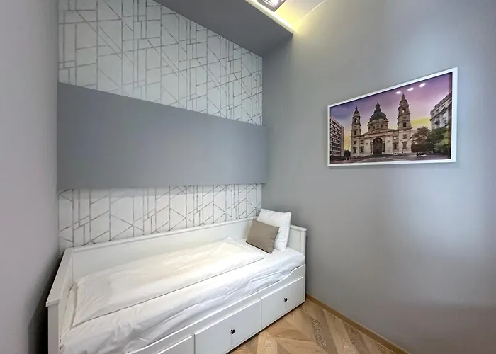 Lovely 3-bedroom In Downtown With Modern Design And Ac *