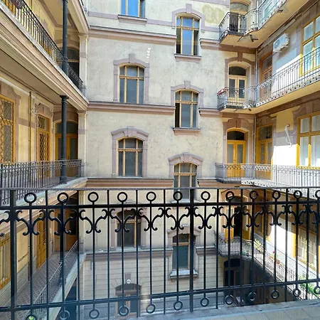 Appartement Lovely 3-bedroom In Downtown With Modern Design And Ac