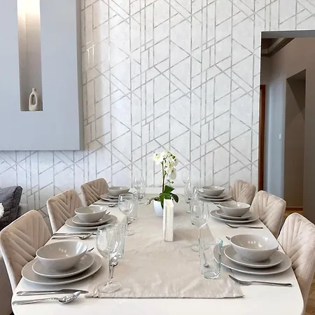 Lovely 3-bedroom In Downtown With Modern Design And Ac Apartment Budapest