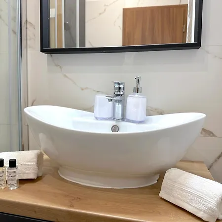 Lovely 3-bedroom In Downtown With Modern Design And Ac