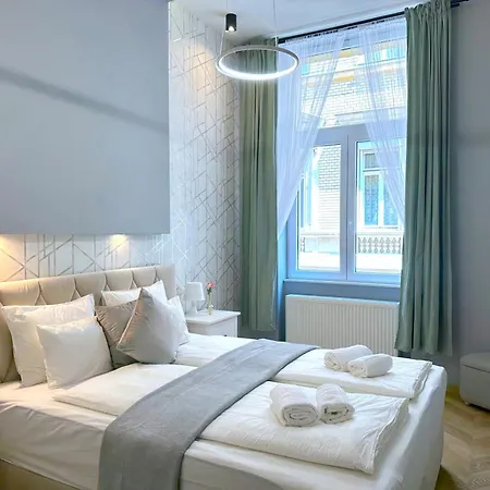 Lovely 3-bedroom In Downtown With Modern Design And Ac Budapešť