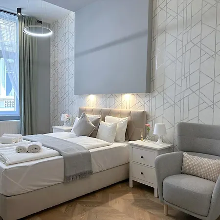 Apartment Lovely 3-bedroom In Downtown With Modern Design And Ac Budapest