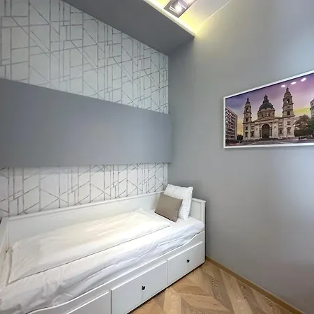 Lovely 3-bedroom In Downtown With Modern Design And Ac *