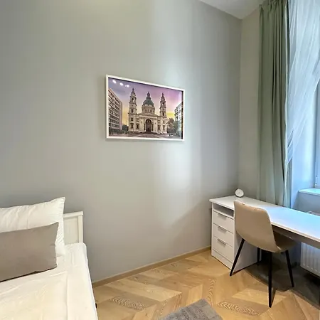 Lovely 3-bedroom In Downtown With Modern Design And Ac