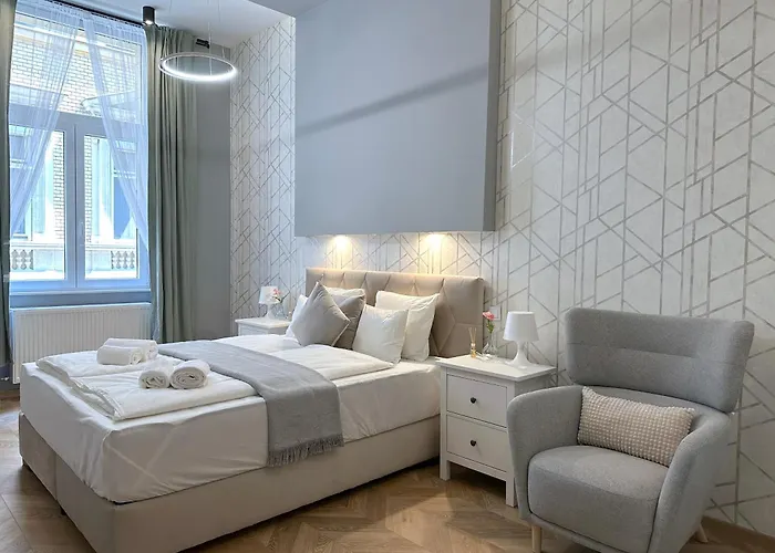 Apartamento Lovely 3-bedroom In Downtown With Modern Design And Ac Budapeste