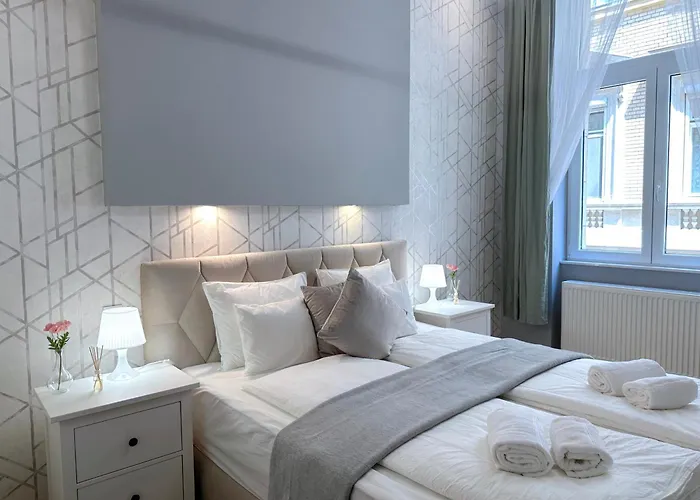 Lovely 3-bedroom In Downtown With Modern Design And Ac *
